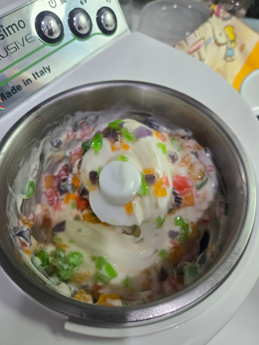 ปั่นไอศครีมกรีกโยเกิร์ตปีโป้ในเครื่องทำไอศครีม healthy ice cream